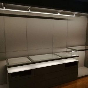 Гардеробная комната с подсветкой