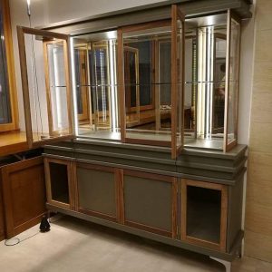 Витрины с подсветкой в стиле современной классики